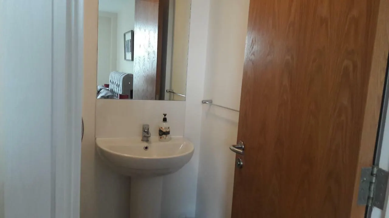 Modern 2 Bed Apartment With Balcony Belfast