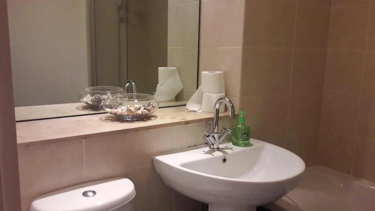 Modern 2 Bed Apartment With Balcony 벨파스트